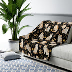 Sherpa Blanket - Elegant felines and sparkling gold yarn on black, adorable cats with golden paw prints, sophisticated pet motif, charming animal pattern, cozy and warm artistic illustration